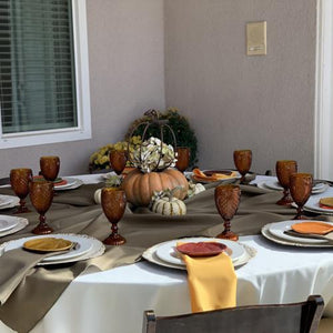 Oval tablecloth and different color napins in fall colors