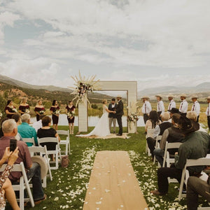 burlap aisle runner at an outdoor wedding reception in the mouantains