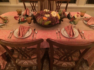 Damask tablecloth and linen napkins on an oval table