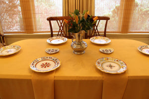 Havana tablecloth, oval tablecloth with beautiful dishes and dinner napkins 