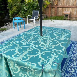 Outdoor tablecloth with umbrella hole