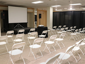 round blank tablecloth on a screen projector stand at a confrence