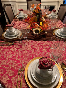 Beautiful damsk tablecloth and napkins on sn oval table