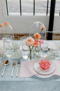 White spun napkins on a gorgeous table with flowers