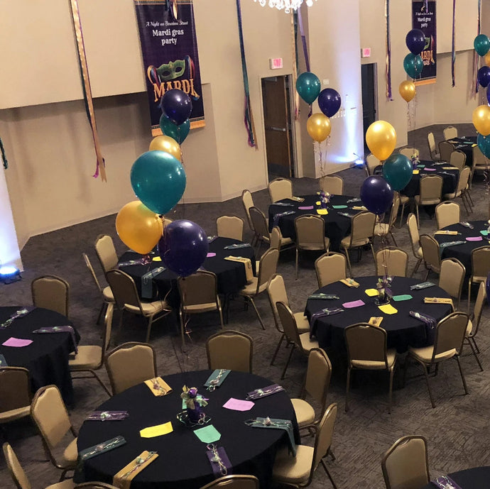 Bland tablecloths at a trade show event