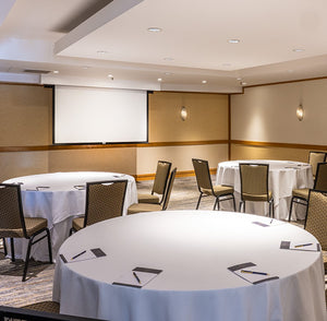 Tablecloths on round tables at a confrence