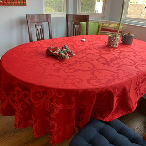 Chopin damask tablecloth on an oval table