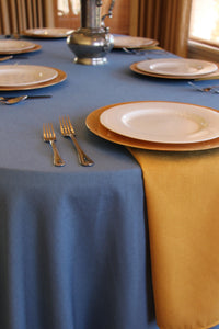 Havana Oval tablecloth with linen napkins on an oval table
