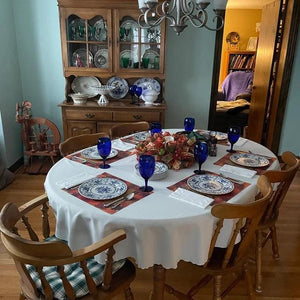 Oval tablecloth in a country decorated home