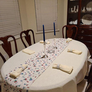 Oval tablecloth with linen napkins and table runner